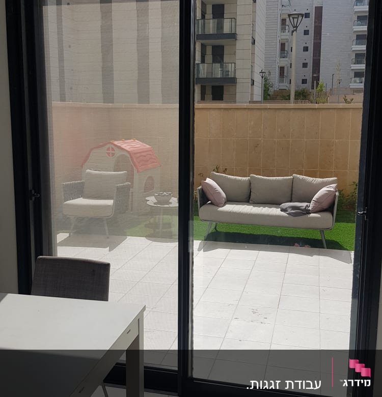 דלת זכוכית גדולה עם מסגרת שחורה